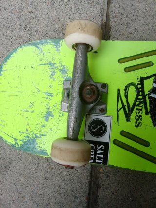 Skate verde ruedas casi nuevas