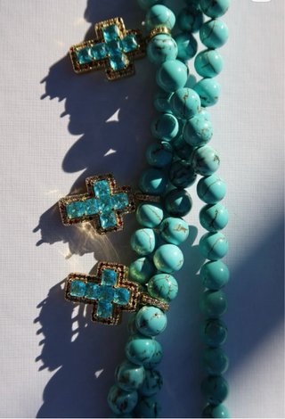 Collar doble turquesa y oro con cruces