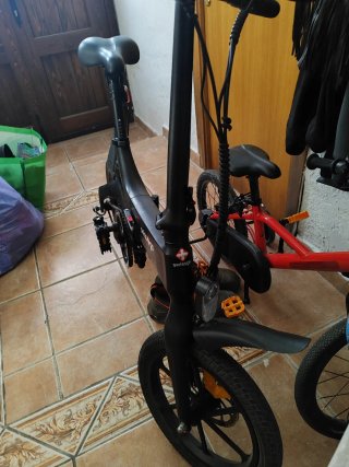 Bicicleta eléctrica y pedaleo Swiss Go