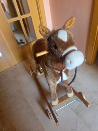 Caballo Balancín Peluche Homcom. Regalo 9 juguetes