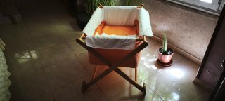 Minicuna de madera con textiles