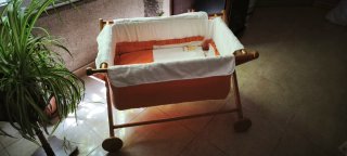 Minicuna de madera con textiles