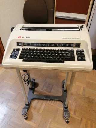 Máquina de escribir Olympia Electronic Compact