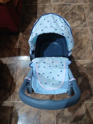 Cochecito de bebé azul con flores