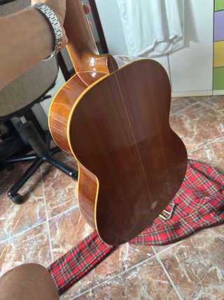 Guitarra española con funda y cejilla