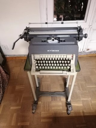 Máquina de escribir Olivetti Línea 98