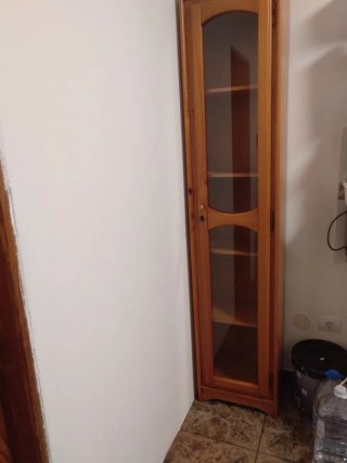 Mueble de madera con vitrina