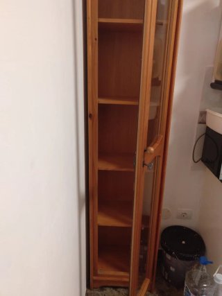 Mueble de madera con vitrina