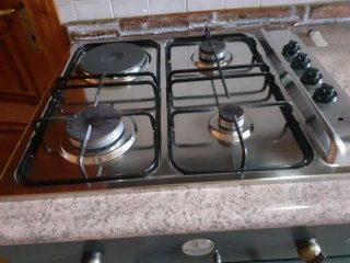 Cucina lineare con piano cottura e lavello