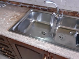 Cucina lineare con piano cottura e lavello