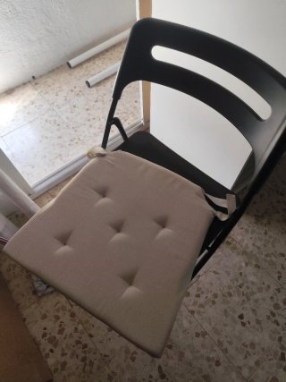 Silla plegable negra con cojín