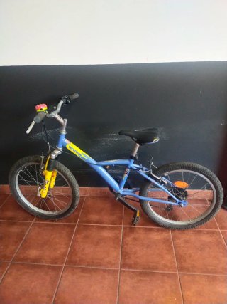 Bicicleta infantil azul y amarilla