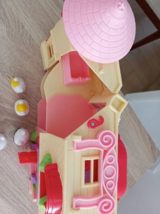 Casa Hello Kitty rosa y crema