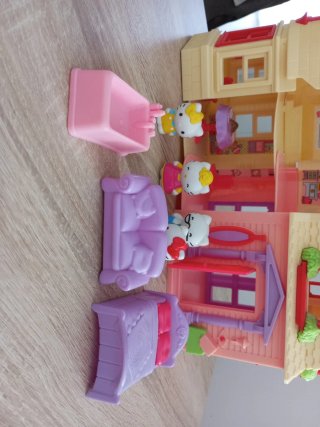 Casa Hello Kitty rosa y crema