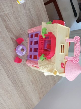 Casa Hello Kitty rosa y crema