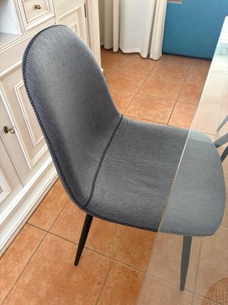 Mesa cristal y 4 sillas color gris + fundas azules