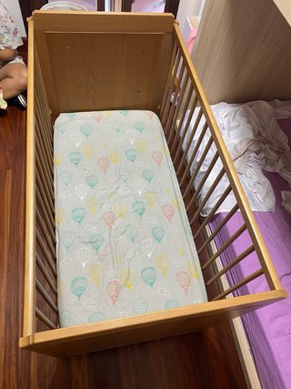 Cuna de madera Ikea con colchón