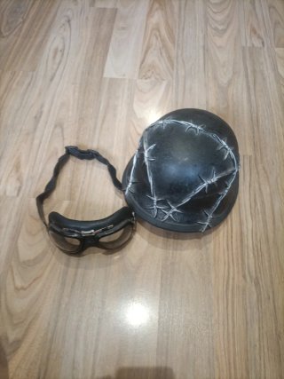 Casco decorativo con gafas