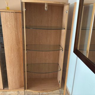Mueble de madera con luz interior