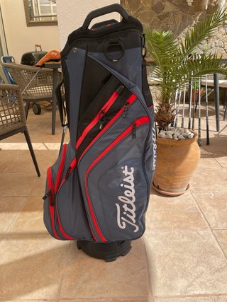 Bolsa de golf Titleist con palos