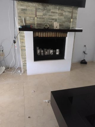 Chimenea moderna piedra y metal