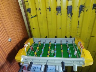 Futbolín de juguete con patas amarillo