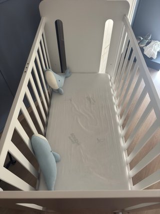 Cuna de bebé blanca con ruedas