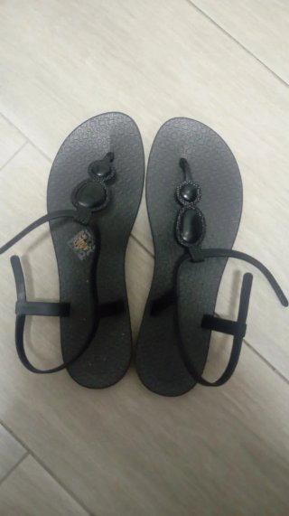 Chanclas negras con pedrería