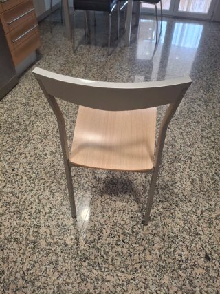 4 Sillas metálicas con asiento haya