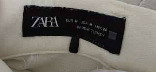 Falda midi blanca con botones dorados