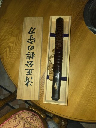 Cuchillo japonés de madera y metal
