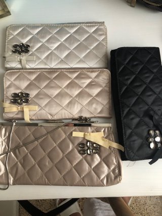 Carteras de mano beige y negra , 3€ cada una