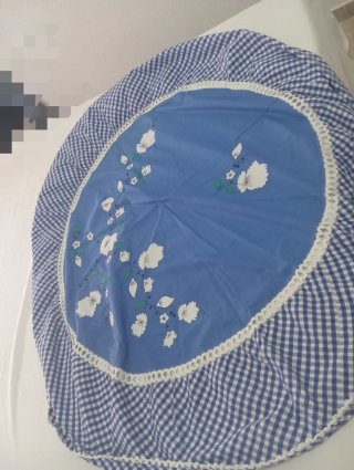 Mantelería mesa redonda azul con flores blancas