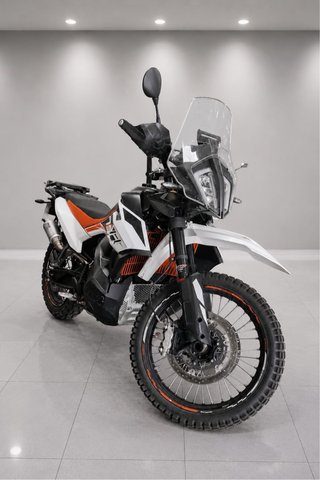 KTM Adventure Moto Naranja y Blanca
