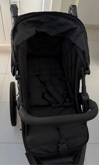 Carrito de bebé negro