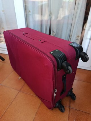 Maleta grande roja, comprado en Hipercor