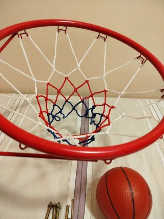 Aro y pelota de baloncesto