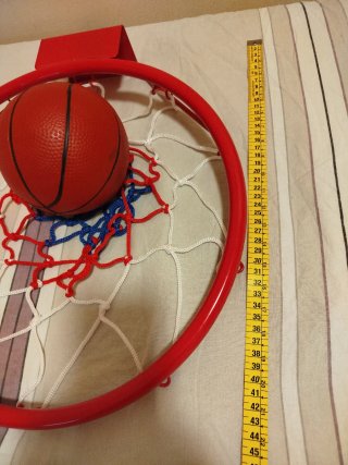Aro y pelota de baloncesto