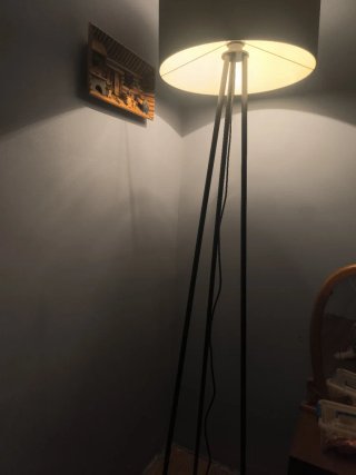 Lámpara de pie negra y beige