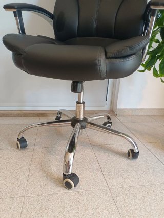 Sillón de oficina ergonómico negro