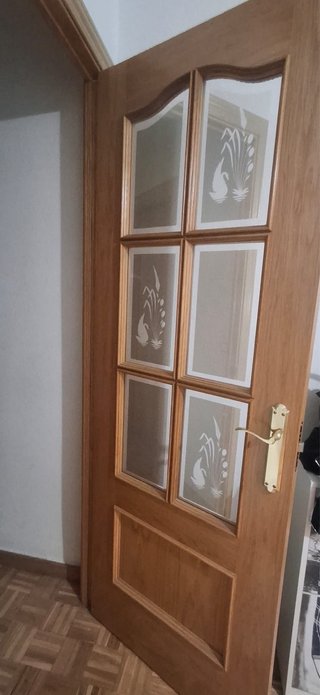 Puerta de roble con cristal decorado