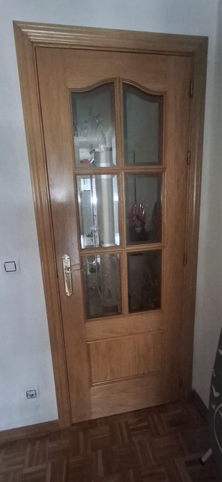Puerta de roble con cristal decorado
