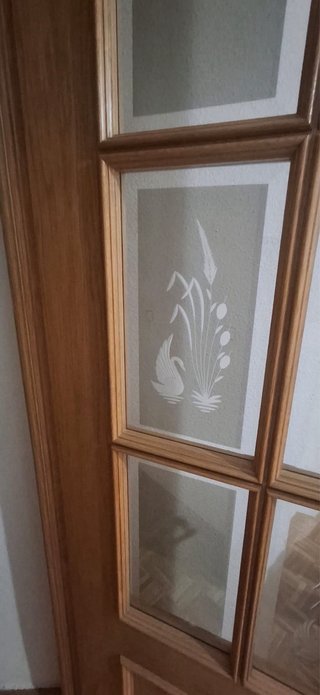 Puerta de roble con cristal decorado