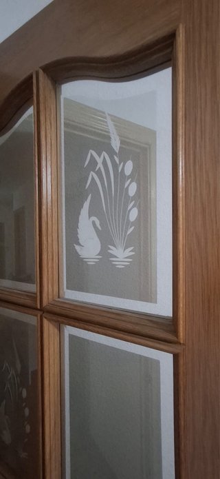 Puerta de roble con cristal decorado