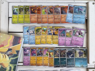 Lotto 101 Carte Pokémon + Album Pikachu