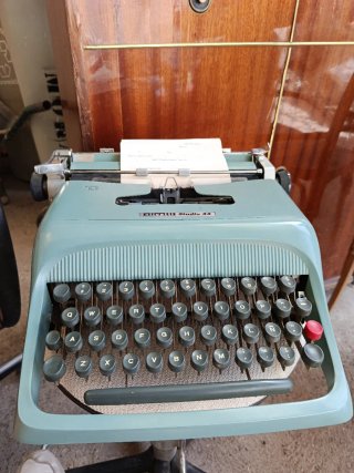 Máquina de escribir Olivetti Studio 44