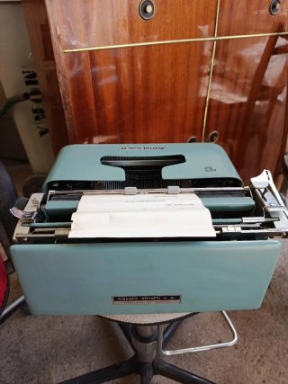Máquina de escribir Olivetti Studio 44