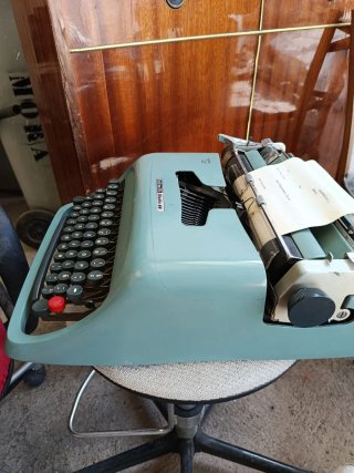 Máquina de escribir Olivetti Studio 44