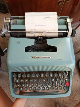 Máquina de escribir Olivetti Studio 44