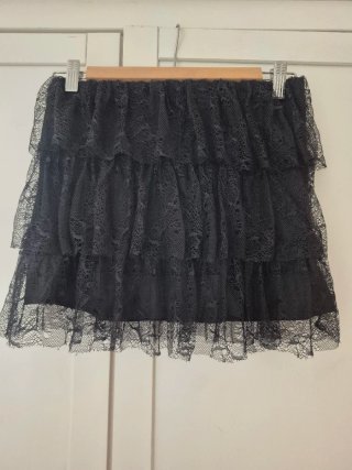 Falda corta negra de encaje con volantes